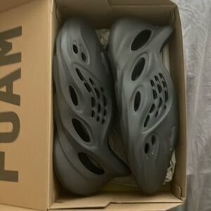 SELLING FOAM RUNNERS ..!!